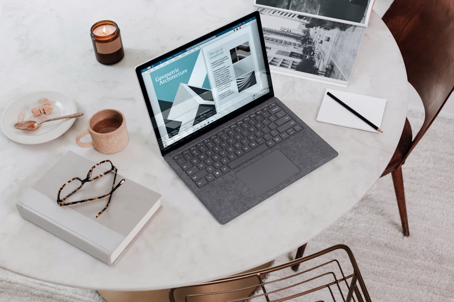 Close-up ochi uman cu reflexia ecranului unui calculator &mdash; ilustr&acirc;nd solicitarea vizuală digitală